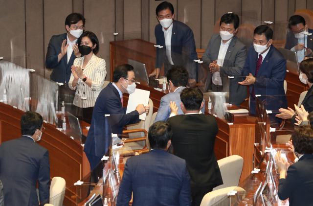 국민의힘 주호영 원내대표가8일 국회 본회의장에서 교섭단체 대표연설을 마친 뒤 박수 받고있다. 연합뉴스
