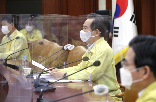 정세균 국무총리가 9일 정부서울청사에서 열린 신종 코로나바이러스 감염증(코로나19) 대응 중앙재난안전대책본부 회의를 주재하고 있다. 연합뉴스