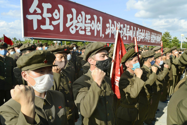 북한 평양시 당원 1만2천명으로 이뤄진 수도당원사단이 8일 태풍 피해를 본 함경도로 출발하기 전 금수산태양궁전 광장에 집결해 궐기대회를 열고 있다. 연합뉴스