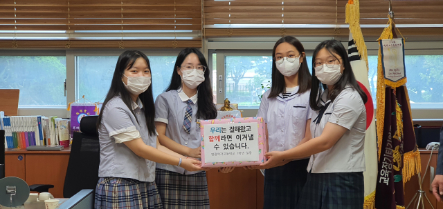 영주 영광여고 1학년 재학생 대표들이 손수 제작한 마스크 목걸이 400여 개를 영광여중 재학생 대표들에게 전달했다. 영광여고 제공
