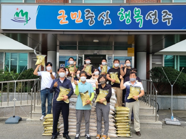 성주군 용암면 선송리 조용수(앞줄 가운데) 씨가 20년쩨 햅쌀을 기부하고 있다. 성주군 제공