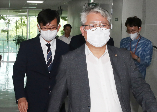 더불어민주당 조응천 의원(앞)과 김상조 청와대 정책실장이 9일 오후 서울 여의도 국회 의원회관에서 열린 부동산 관련 당정에 참석하기 위해 회의실로 들어서고 있다. 연합뉴스
