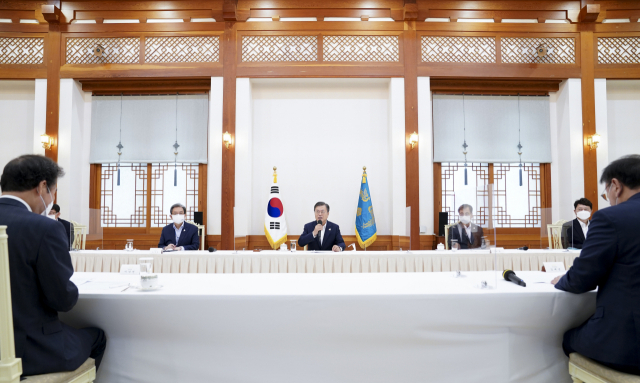 문재인 대통령이 9일 청와대에서 더불어민주당 이낙연 대표, 김태년 원내대표 등 지도부와 간담회를 하고 있다. 연합뉴스