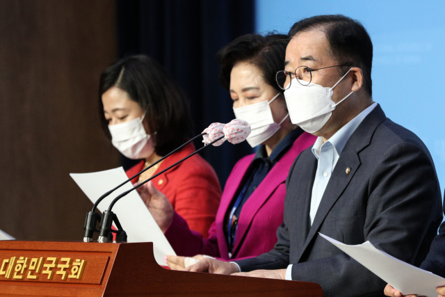 박성중 의원 등 과학기술정보방송통신위원회 국민의힘 소속 의원들이 9일 오전 서울 여의도 국회 소통관에서 