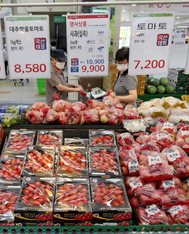 9일 오후 대구 달서구의 한 대형마트에 장보러 나온 시민들이 과일 매대 앞에서 비싼 과일값을 보며 구입을 망설이고 있다. 긴 장마와 잇따른 태풍에 채소와 과일 가격이 폭등할 조짐을 보이고 있다. 김영진 기자 kyjmaeil@imaeil.com