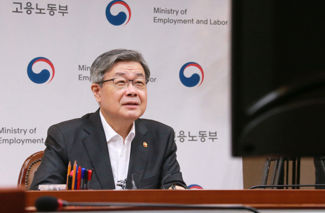 이재갑 고용노동부 장관이 9일 오후 서울고용노동청 소회의실에서 가족돌봄휴가를 사용한 근로자들과 