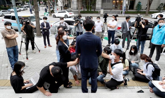 추미애 법무부 장관의 아들 서모 씨의 법률 대리인인 현근택 변호사가 9일 오후 서울 종로구 서울지방경찰청 앞에서 서 씨의 부대 배치 관련 청탁이 있었다고 언급한 당시 주한미군 한국군지원단장과 해당 발언의 녹취 내용을 보도한 방송사 SBS에 대한 고발장 제출 기자회견을 하고 있다. 연합뉴스