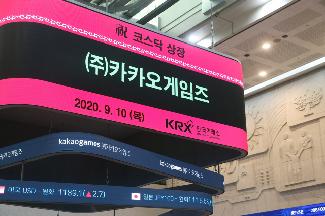카카오게임즈가 코스닥 상장을 한 첫날인 10일 서울 여의도 한국거래소 신관 로비 전광판에 환영 문구가 보인다. 이날 신종 코로나바이러스 감염증(코로나19)으로 인해 코스닥 상장식은 열리지 않았다. 한국거래소 제공. 연합뉴스