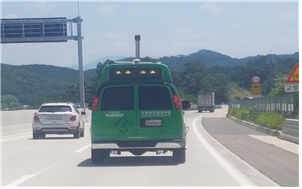 상주~영천 구간에서 특수차량을 이용해 도로 점검을 하는 모습. 국토교통부 제공.