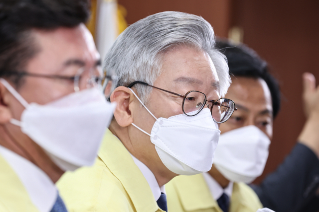 이재명 경기도지사가 9일 오전 경기도 수원시 경기도청에서 브리핑을 열고 신종 코로나바이러스 감염증(코로나19) 여파로 침체된 지역 상권을 살리기 위한 소비지원금 지급안을 밝히고 있다. 연합뉴스