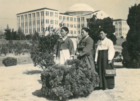행복사진콘테스트 응모작(1968년 경북대학교 앞에서 사촌들과 소풍). 행복북구문화재단 제공