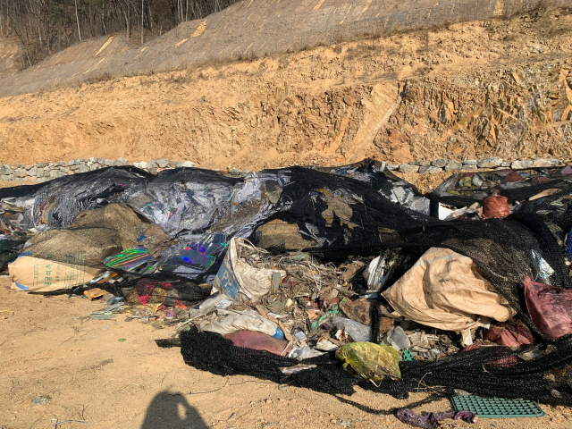 불법 투기된 산업폐기물. 영주시 제공