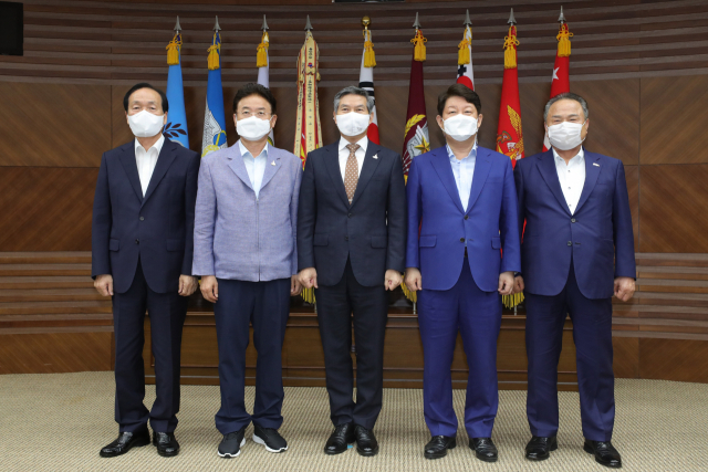 지난달 28일 열린 대구 군 공항 이전부지 선정위원회 기념사진. 경북도 제공