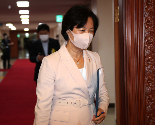 추미애 법무부 장관이 10일 정부서울청사에서 열린 임시국무회의에 참석하고 있다. 연합뉴스