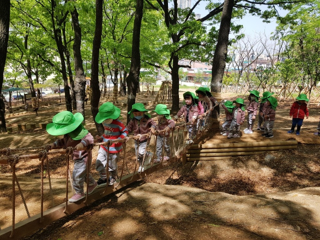 대구 수성구 황금동 무학산 유아숲체험원에서 유아들이 숲체험을 하고 있다. 수성구청 제공