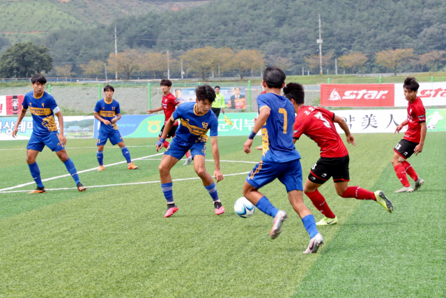 경기 부천FC고와 제주 서귀포고 결승전 장면입니다