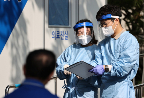 국내 코로나19 신규 확진자가 155명을 기록한 10일 오전 서울 노원구보건소 선별진료소에서 의료진이 검사 차트를 살펴보고 있다. 연합뉴스