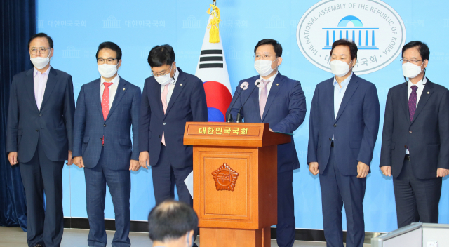 국회 행정안전위원인 국민의힘 박완수 간사, 김형동 의원 등이 10일 국회 소통관에서 여당 정책위의장의 재난지원금 발언과 관련해 중앙선관위의 조사와 답변을 촉구하고 있다. 연합뉴스