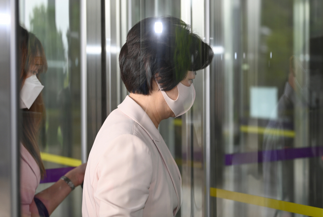 추미애 법무부 장관이 10일 오전 경기도 정부과천청사 법무부로 출근하고 있다. 연합뉴스
