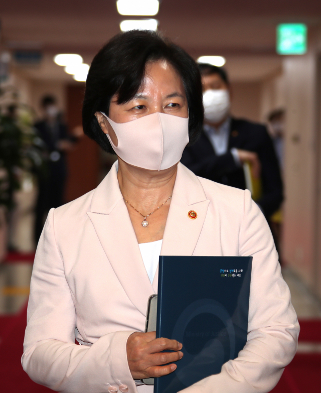 추미애 법무부 장관이 10일 정부서울청사에서 열린 임시국무회의에 참석하고 있다. 연합뉴스