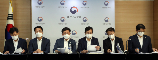 10일 정부서울청사에서 안일환 기획재정부 1차관(오른쪽 세번째) 주재로 열린 코로나19 관련 정부지원 4차 추경예산안 세부 내용 발표에서 안도걸 예산실 실장(왼쪽 세번째)이 브리핑 하고 있다. 연합뉴스