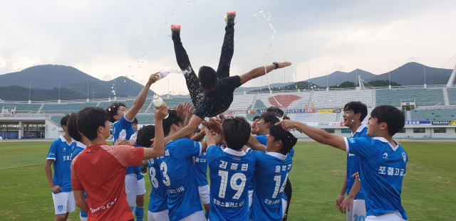 10일 제51회 부산MBC 전국 고등학교 축구대회에서 우승을 차지한 포항스틸러스 18세 이하 유스팀인 포항제철고등학교 선수들로부터 백기태 감독이 헹가래를 받고 있다. 포항제철고등학교 제공.