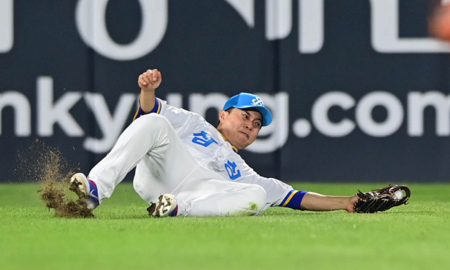 10일 부산 사직구장에서 열린 삼성라이온즈와 롯데자이언츠의 원정 1차전 6회 말, 삼성 김헌곤이 호수비를 펼치고 있다. 삼성라이온즈 제공