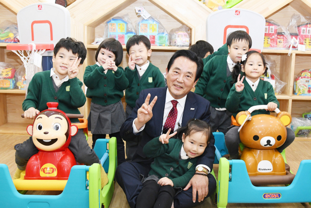 김문오 달성군수가 다사읍 서재어린이장난감도서관 개관식에 참석해 어린이들과 즐거운 시간을 보내고 있다. 달성군 제공