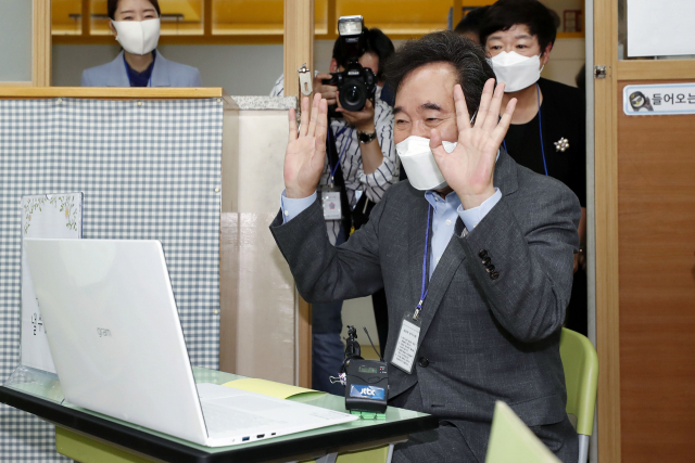 더불어민주당 이낙연 대표가 11일 서울 관악구 은천초등학교를 방문해 신종 코로나바이러스 감염증(코로나19) 여파로 진행 중인 원격 수업에 참여, 학생들과 인사하고 있다. 연합뉴스