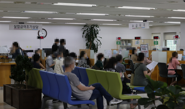 정부가 신종 코로나바이러스 감염증(코로나19) 재확산으로 피해를 입은 소상공인과 자영업자들에게 최대 200만원을 현금으로 나눠준다. 정부는 이번 4차 추경 자금으로 코로나19 재확산의 직격탄을 맞은 소상공인과 자영업자를 집중 지원하기로 했다. 전체 추경 규모의 약 절반인 3조8천억원을 소상공인·자영업자 지원에 할애해 총 377만명에게 지급한다. 사진은 10일 오후 서울 중구 고용복지플러스센터에서 구직자들이 실업급여 상담을 기다리는 모습. 연합뉴스