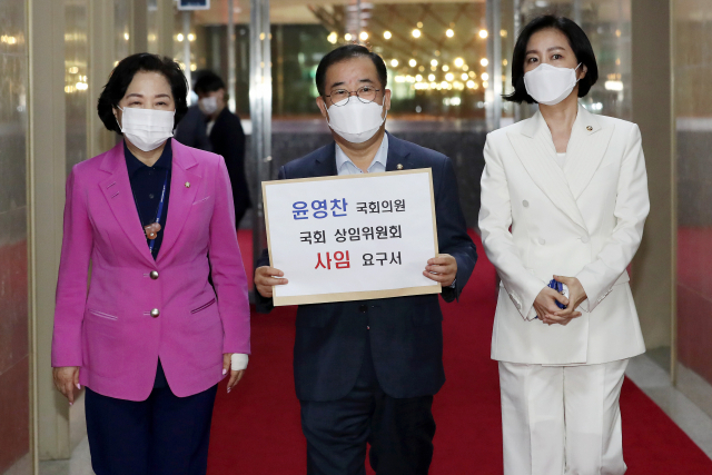 국회 과학기술정보방송통신위원회 국민의힘 박성중 간사(가운데)와 조명희(왼쪽), 허은아 의원이 11일 국회 의장실에 포털 뉴스 개입 논란과 관련해 더불어민주당 윤영찬 의원의 과방위원 사임요구서를 전달하고 있다. 연합뉴스