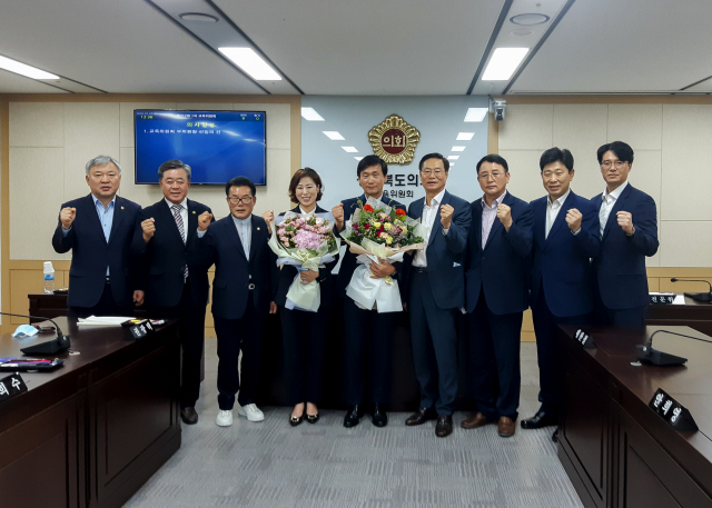 지난 7월 경북도의회 제11대 후반기 교육위원회가 구성됐다. 신임 조현일(가운데) 위원장과 박미경(왼쪽 네 번째) 부위원장이 꽃다발을 받으며 동료 도의원들과 결의를 다졌다. 경북도의회 제공