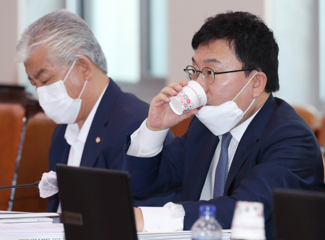 더불어민주당 이상직 의원(오른쪽)이 국회 문화체육관광위원회 전체회의에 참석하고 있다. 연합뉴스