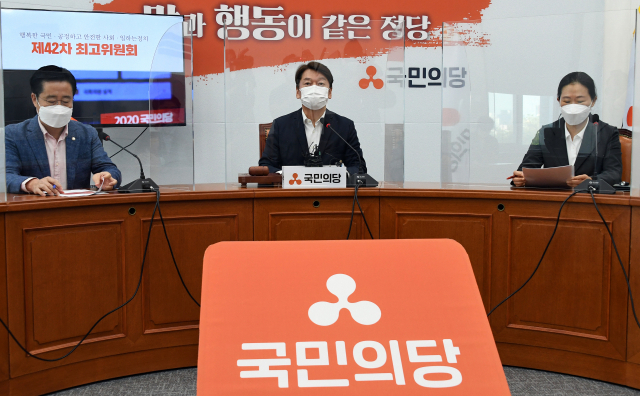 국민의당 안철수 대표가 10일 국회에서 열린 최고위원회의에서 일부 보수단체의 개천절 대규모 도심 집회와 관련해 