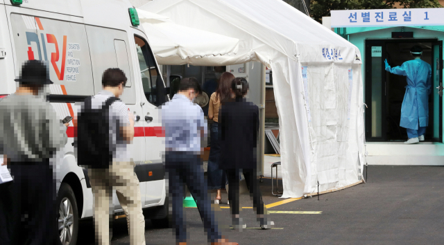코로나19 신규확진 176명으로 9일째 100명대 확진자가 발생한 11일 서울 중구 을지로 국립중앙의료원 코로나19 선별진료소에서 시민들이 검사차례를 기다리고 있다. 연합뉴스