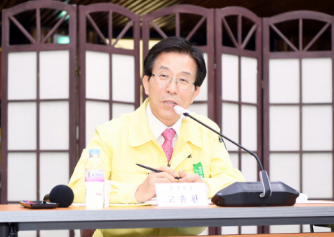 고윤환 문경시장이 문경지역 소상공인들이 감염병 예방시설 설치를 할 경우 90%의 경비를 지원할 것임을 밝히고 있다. 문경시 제공