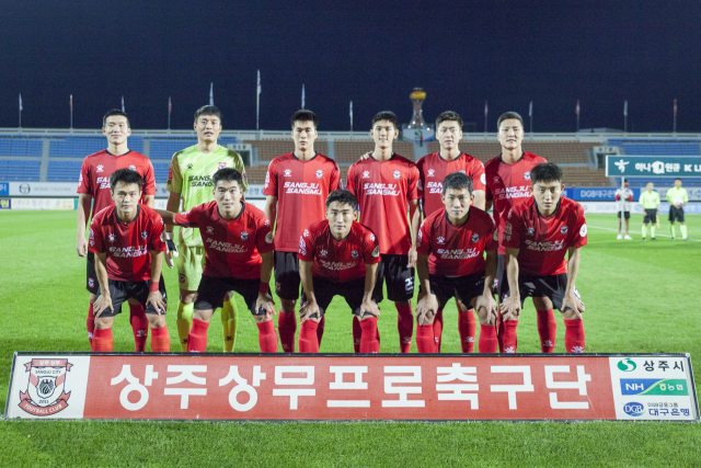 12일 상주시민운동장에서 성남FC와 홈경기 마지막 경기를 치른 상주상무 선수단. 이 경기는 0대0 무승부로 끝났다. 상주상무 제공.