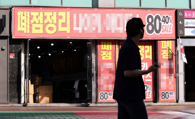 신종 코로나바이러스 감염증(코로나19) 여파로 서울에서 문을 닫는 음식점과 PC방 등이 늘어나 상가 전체로는 2분기에만 2만개가 폐업한 것으로 나타났다. 지난 8일 오후 서울 마포구 홍대의 한 상가에 폐업정리 현수막이 걸려있다. 연합뉴스