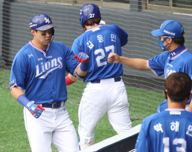13일 서울 잠실구장에서 열린 삼성라이온즈와 LG트윈스의 원정 2차전에서 삼성 김동엽이 2회 초 솔로 홈런을 치고 덕아웃으로 복귀하고 있다. 삼성라이온즈 제공