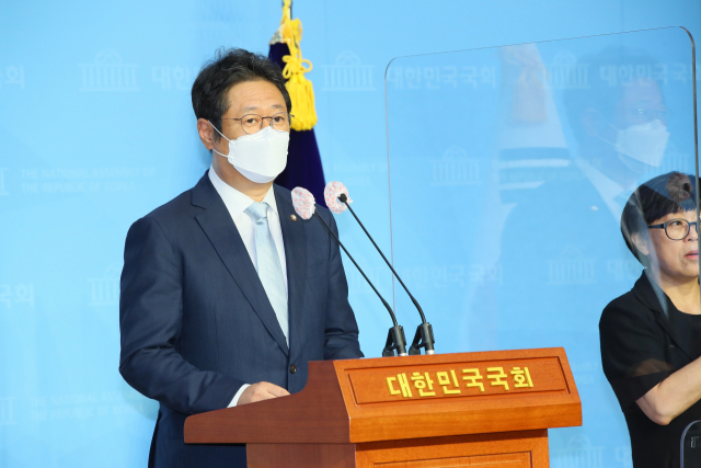 더불어민주당 황희 의원이 10일 국회 소통관에서 추미애 법무부 장관 아들 서모씨의 군복무 기간 휴가는 적법한 절차를 밟았다고 밝히고 있다. 연합뉴스