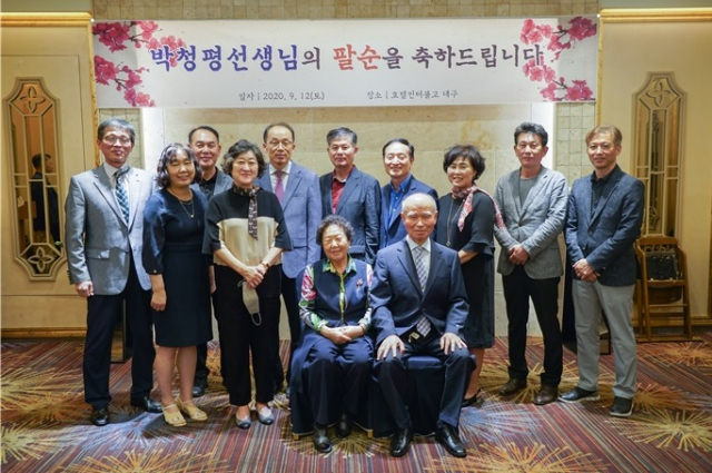 박청평 전 대구 입석중 교장이 팔순을 맞아 12일 대구 한 호텔로 옛 제자들을 초대, 자신을 아껴준 데 대한 고마움을 전했다. 오인환 씨 제공