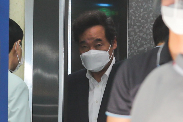 더불어민주당 이낙연 대표가 13일 오후 서울 여의도 더불어민주당사에서 열린 최고위원 간담회에 참석하기 위해 당사로 들어서고 있다. 연합뉴스