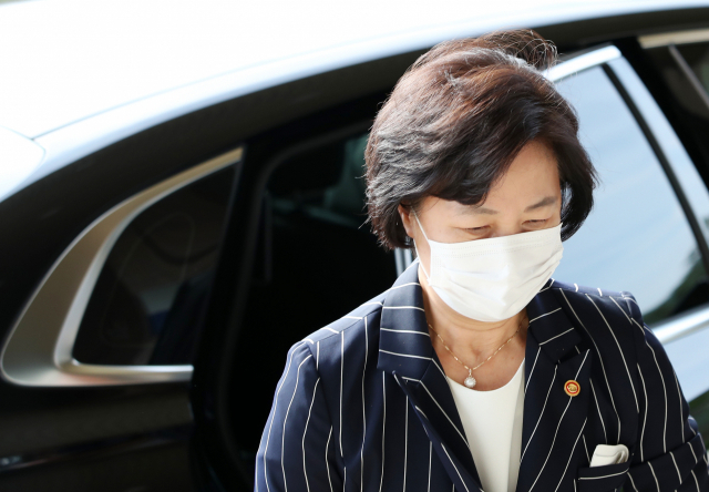 추미애 법무부 장관이 11일 오전 경기도 정부과천청사 법무부로 출근하고 있다. 연합뉴스