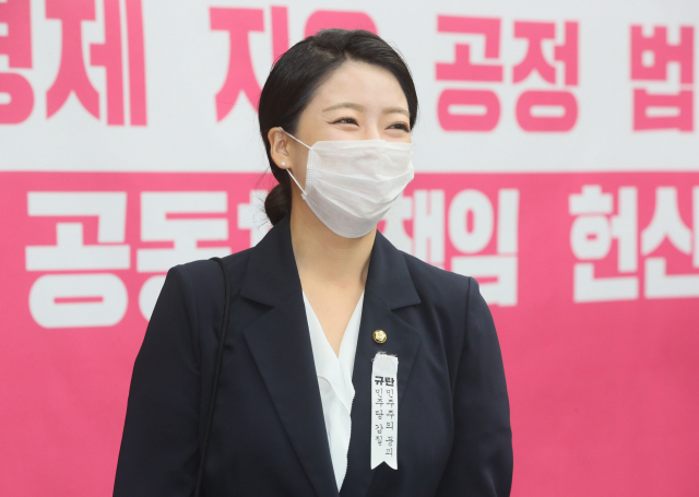 미래통합당 배현진 원내대변인이 14일 국회에서 열린 원내대책회의에 참석하고 있다. 연합뉴스