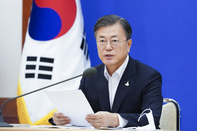 문재인 대통령이 지난 10일 오전 청와대에서 제8차 비상경제회의를 주재하고 있다. 연합뉴스