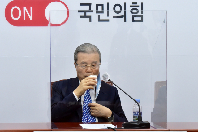 국민의힘 김종인 비상대책위원장이 14일 오전 서울 여의도 국회에서 열린 비상대책위원회의에서 물을 마시고 있다. 연합뉴스
