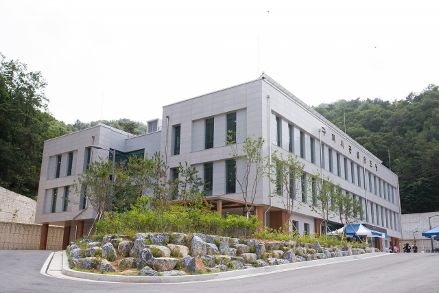 경북 구미시는 추석 연휴에 공설 추모공원 출입을 통제하기로 했다. 구미 옥성면 공설 숭조당 전경. 구미시 제공