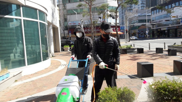 지난 3월 침산3동 주민자치위원들이 코로나19 방역 작전에 나선 모습. 침산3동 주민자치위원회 제공