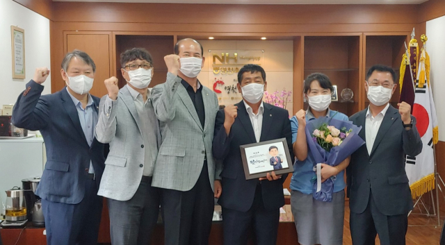 영천축협 김진수(오른쪽 세 번째) 조합장과 임직원들이 보장성보험 성장률 1위 및 종신보험 추진 최우수사무소 선정을 자축하고 있다. 영천축협 제공