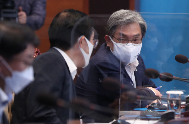 노영민 대통령 비서실장이 지난 7일 청와대에서 열린 수석·보좌관 회의에서 이호승 경제수석과 대화하고 있다. 연합뉴스